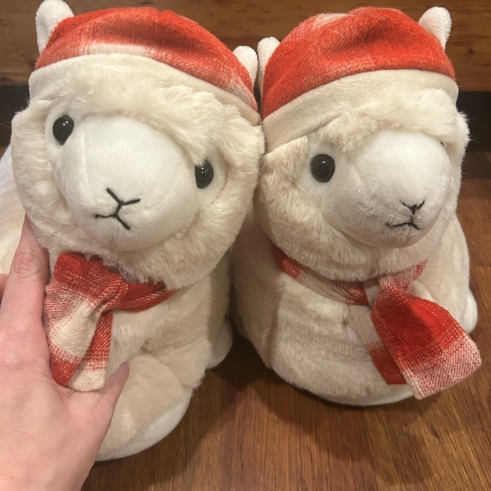 American Eagle Llama Slippers Women’s size M/L 8-10 Super Soft and Cozy